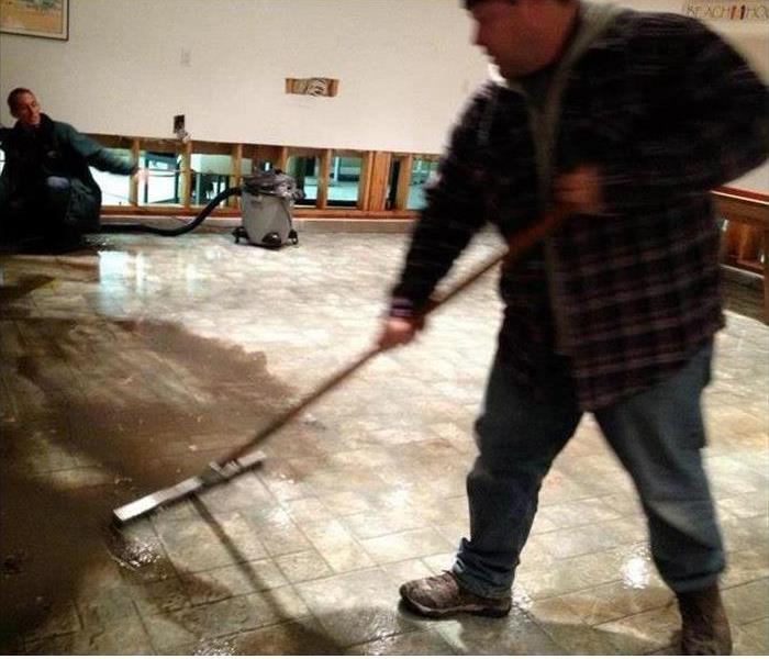 Specialist are cleaning water damage in a room